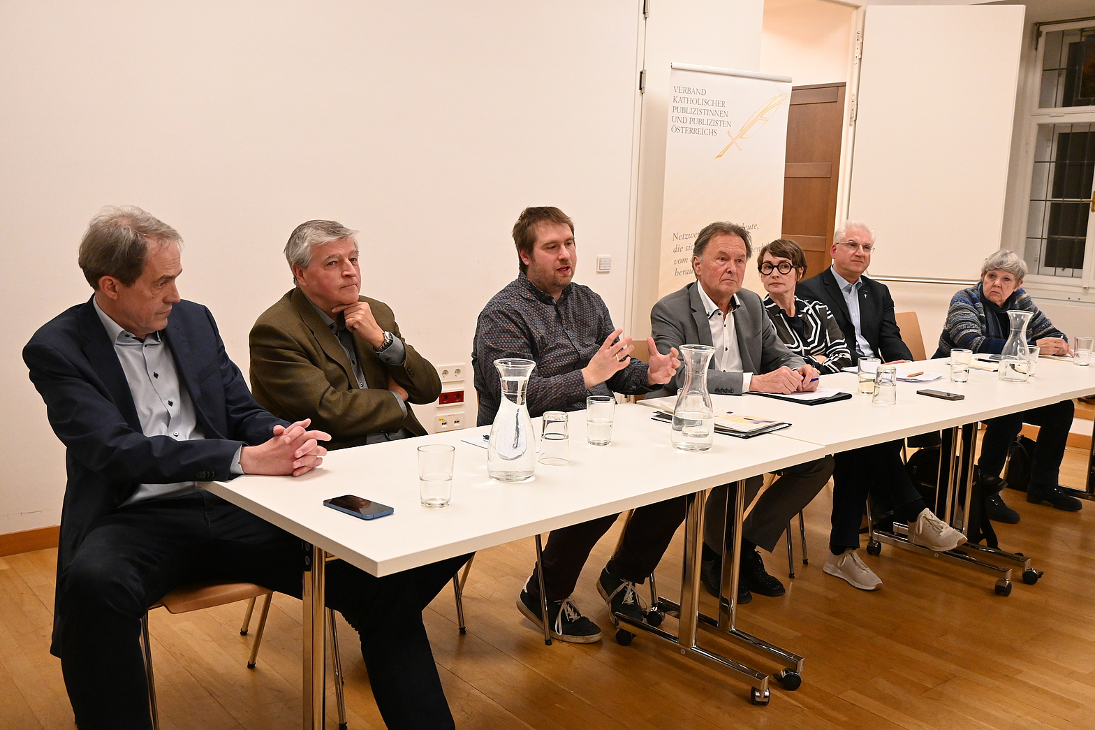 Wien, 8.4.2026, v.l.: Rudolf Mitlöhner, Helmut Schüller, Johannes Modeß, Udo Bachmair, Doris Helmberger-Fleckl, Thomas Hennefeld, Rotraud Perner